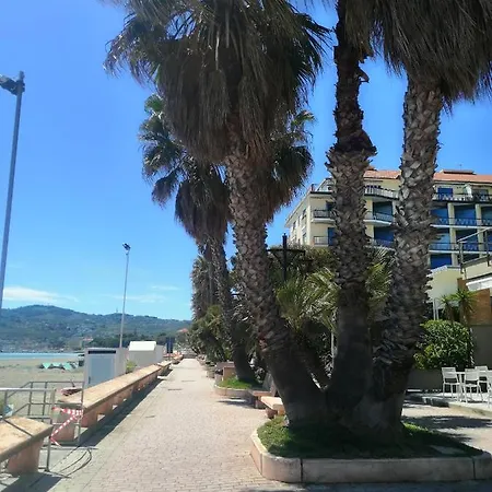 Lägenhet Casa Lorena A 50 Mt Dal Mare *